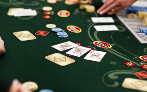 Как выигрывать в покер?